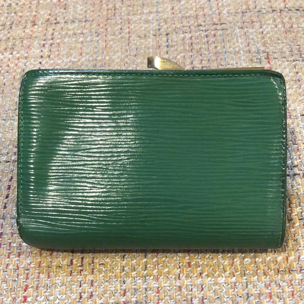 LOUIS VUITTON Green EPI Leather Kiss Lock Bifold Wallet MI1916